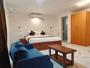 Quarto casal ou duplo luxo | Escrivaninha, espaço de trabalho para notebook, Wi-Fi de cortesia