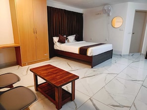 Quarto casal ou duplo luxo | Escrivaninha, espaço de trabalho para notebook, Wi-Fi de cortesia