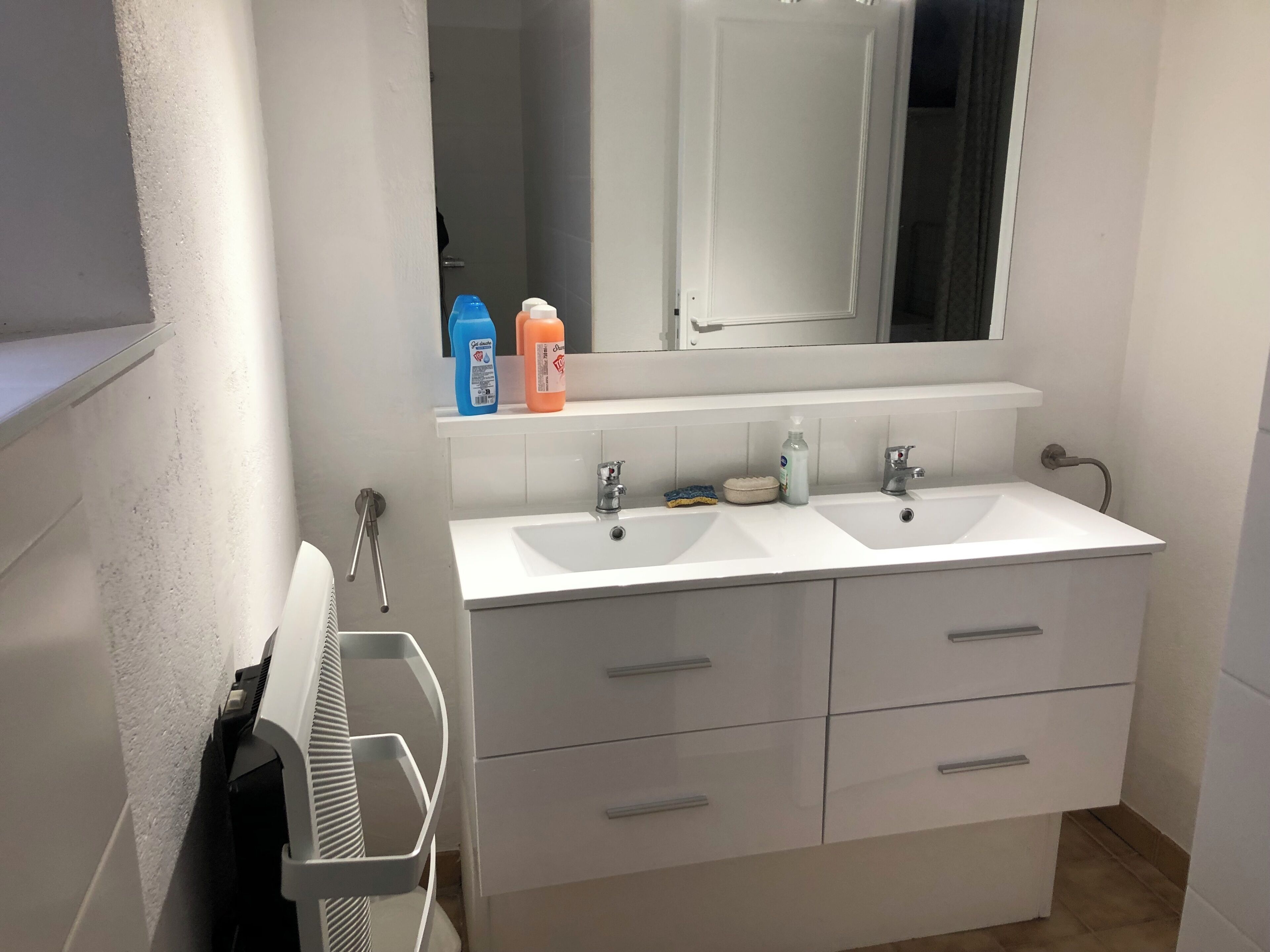 シャワー、ヘアドライヤー、タオル、石鹸