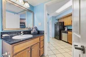 Hair dryer, towels, soap, toilet paper - Cozy 1-bedroom condo in beautiful Myrtle Beach (Myrtle Beach)