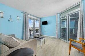 Living area - Cozy 1-bedroom condo in beautiful Myrtle Beach (Myrtle Beach)