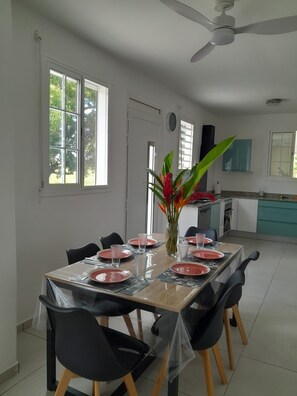 Dining - Comfortable new villa with large swimming pool - 3 air-conditioned bedrooms (Le Moule)