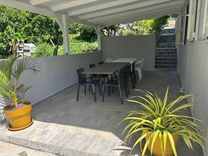 Outdoor dining - Comfortable new villa with large swimming pool - 3 air-conditioned bedrooms (Le Moule)