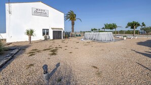 Un edificio blanco con un letrero que dice 'MASIA Llambrich ALOJAMIENTO RURAL'.