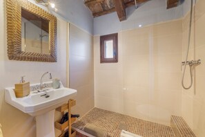 A bathroom with a sink, mirror, shower, and a small window. - Country House 'Marisma' with Shared Pool, Wi-Fi and Air Conditioning (Deltebre)