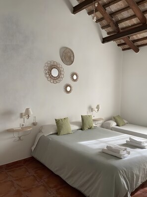 2 bedrooms, WiFi, bed sheets - Country House 'Bahia' with Shared Pool, Wi-Fi and Air Conditioning (Deltebre)