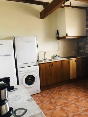 Fridge, microwave, stovetop, dishwasher - Country House 'Bahia' with Shared Pool, Wi-Fi and Air Conditioning (Deltebre)