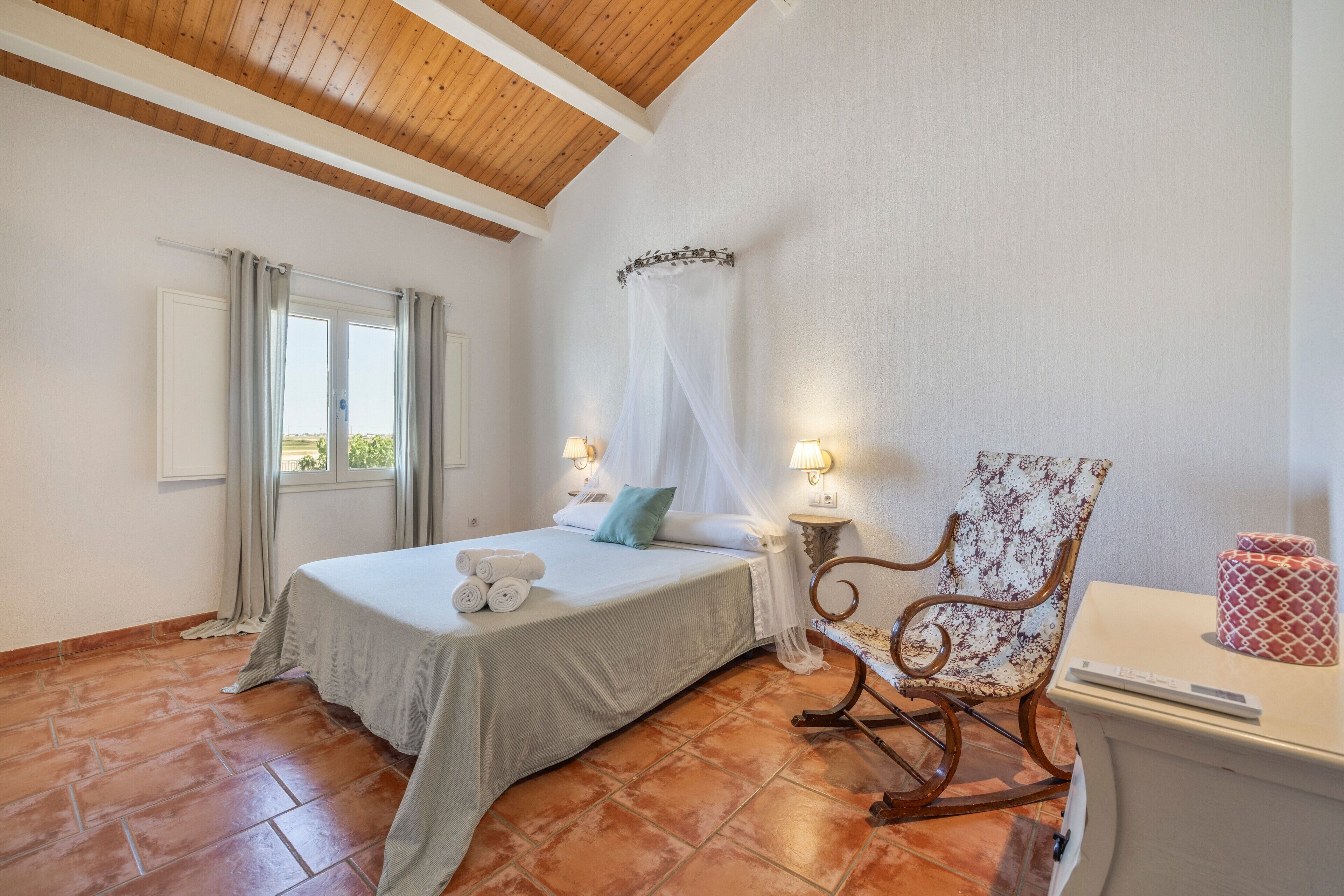 8 bedrooms, WiFi, bed sheets