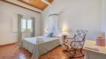 8 bedrooms, WiFi, bed sheets