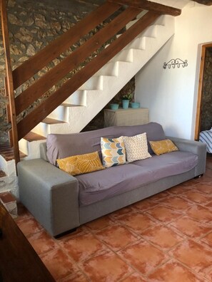 TV - Country House 'Masia Llambrich Bomba' with Shared Pool, Wi-Fi and Air Conditioning (Deltebre)