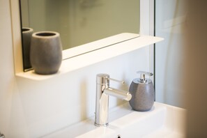 Articles de toilette gratuits, sèche-cheveux, serviettes fournies, savon