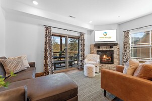 Cabin, Multiple Beds, Hot Tub, Mountain View (Timber Creek Retreat) | Living area