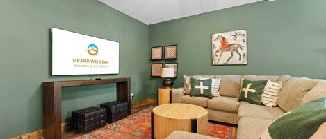 Cabane, plusieurs lits, bain à remous, vue montagne (Timber Creek Retreat) | Coin séjour