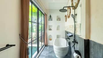 Deluxe-villa - terrasse - udsigt til pool | Badeværelse | Håndklæder, Sæbe, Shampoo, Toiletpapir