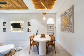 Vila luxo, varanda, vista para a piscina | Frigobar, roupa de cama