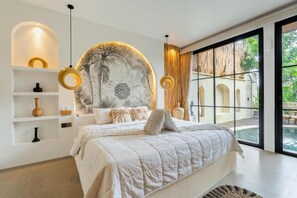 Minibar, bed sheets - Maha Villa Ubud  (Sukawati)