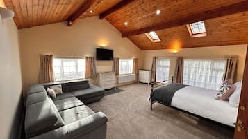 Cottage, Patio, Courtyard View | Iron/ironing board, free WiFi