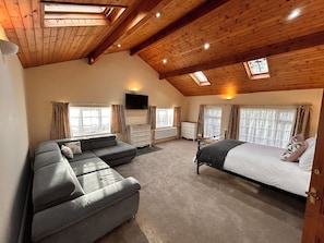 Cottage, Patio, Courtyard View - Deandale Stays (Wilmslow)