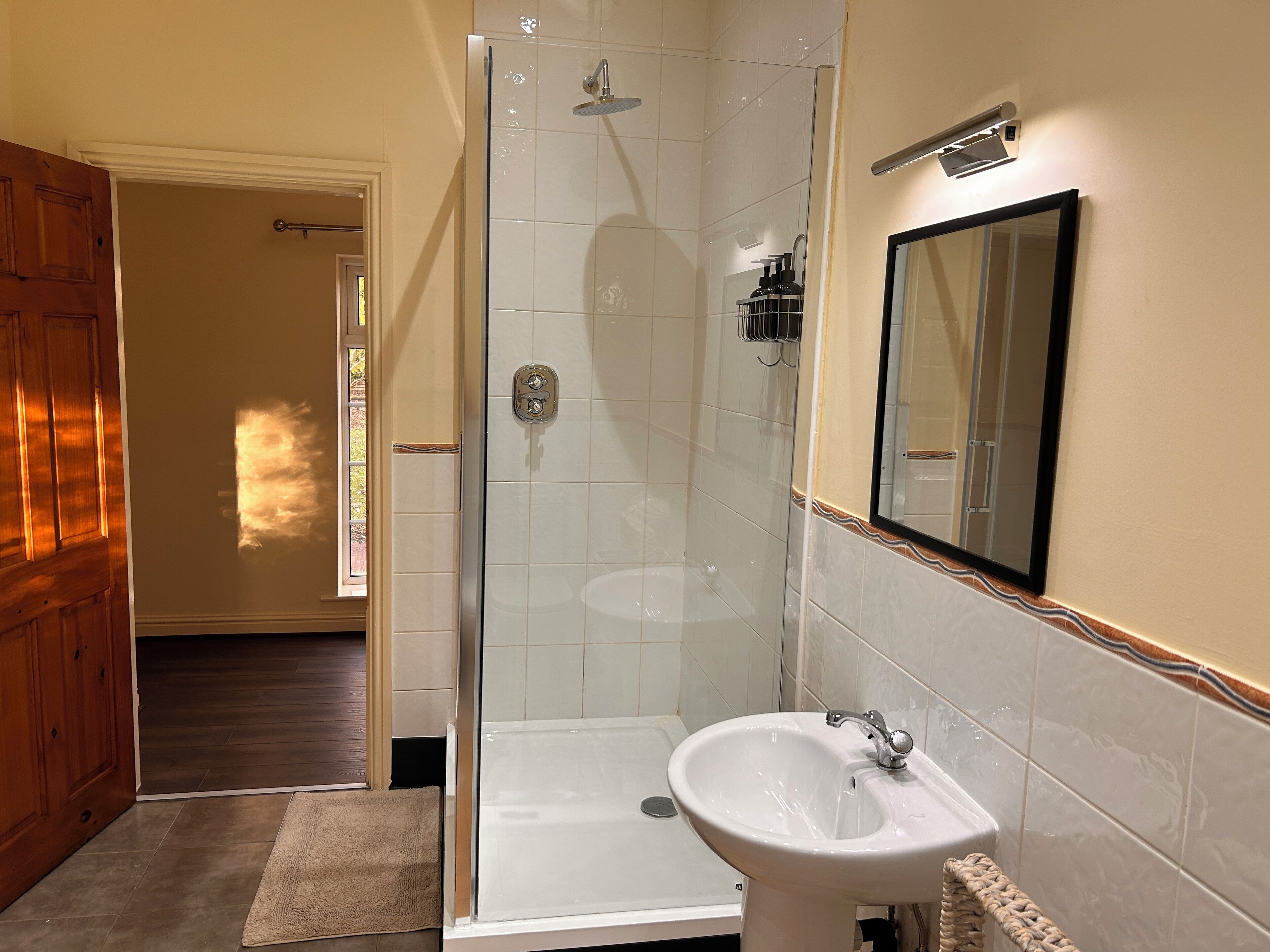 Småhus, terrasse, bakgårdsutsikt | Bad | Tøfler