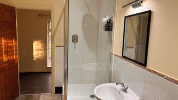 Småhus, terrasse, bakgårdsutsikt | Bad | Tøfler