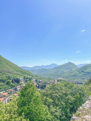 A mountainous landscape with a town nestled in the valley. - Dimora San Martino (Monteforte Irpino)