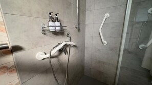 Regadera, secadora de cabello, bidet, toallas 
