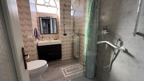 Shower, hair dryer, bidet, towels - The house on the harbor, Major: central, partial lake view, parchegggio (Mombello)