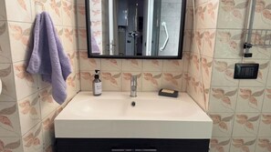 Shower, hair dryer, bidet, towels - The house on the harbor, Major: central, partial lake view, parchegggio (Mombello)