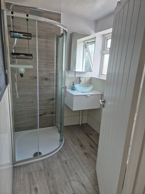 Shower, towels - Charming Borehamwood Apartment With 2 Bedrooms (Borehamwood)