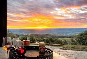 Outdoor dining - 4BR Umbria Villa on 9 Private Acres - Pool, Jacuzzi, Sauna & AC (Umbria)
