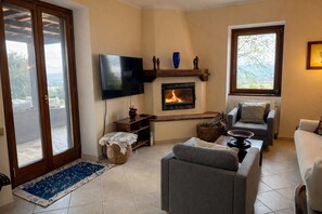 Living area - 4BR Umbria Villa on 9 Private Acres - Pool, Jacuzzi & AC (Umbria)