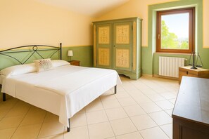Room - 4BR Umbria Villa on 9 Private Acres - Pool, Jacuzzi & AC (Umbria)