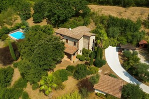 Exterior - 4BR Umbria Villa on 9 Private Acres - Pool, Jacuzzi, Sauna & AC (Umbria)