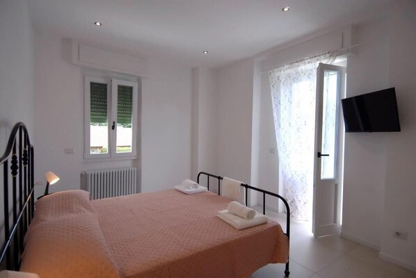 Superior appartement, balkon, in toren | Verduisterende gordijnen, gratis wifi