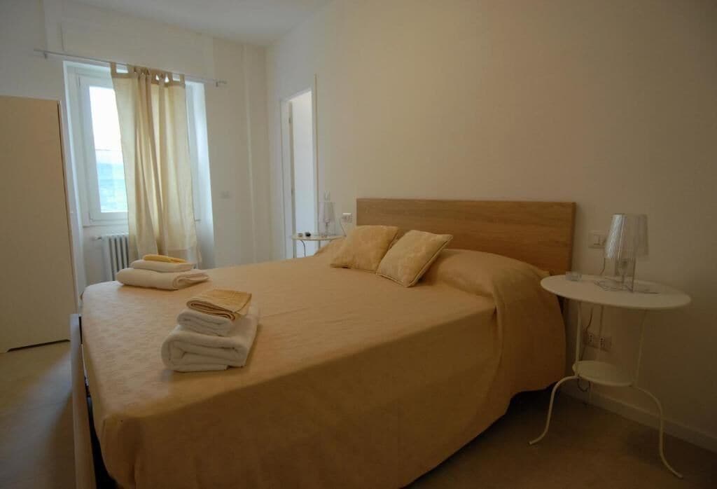 Cortinas blackout, wifi gratis y ropa de cama 