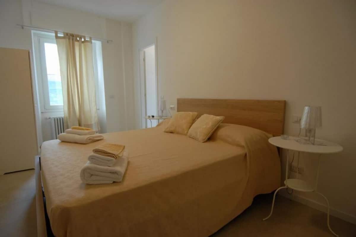 Departamento clásico, vista al patio | Cortinas blackout, wifi gratis y ropa de cama