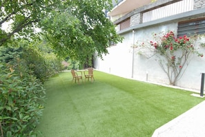 Appartamento Classic, vista cortile | Ristorazione all'aperto