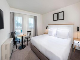 1 habitación, muebles diferentes y ropa de cama