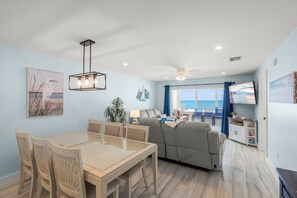 Dining - Coastal Comfort with Gulf-Front Views (Sarasota)
