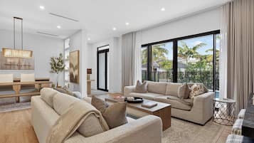 Casa, varias camas, acceso a la alberca, vista al jardín (Tarpon River Enclave) | Área de sala de estar