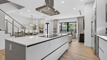 Casa, varias camas, acceso a la alberca, vista al jardín (Tarpon River Enclave) | Interior