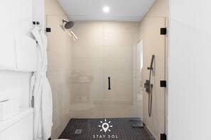 Shower, hair dryer, towels, shampoo - Free Parking | Miami Gem | Smart 2BR Corner View (Miami)