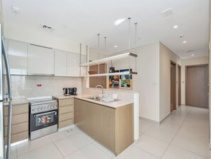Apartamento superluxo, 4 quartos, sacada, vista para a cidade | Cozinha privada | Geladeira grande, micro-ondas, fogão, cooktop