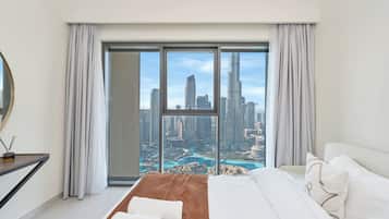 Luxe appartement, 4 slaapkamers, balkon, uitzicht op de stad | Een bureau, een laptopwerkplek, een strijkplank/strijkijzer, gratis wifi