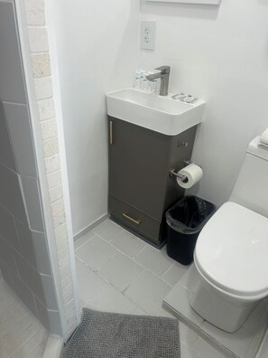 Toallas, jabón, papel de baño 