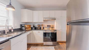 Fridge, oven, stovetop, dishwasher