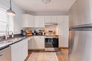 Frigorífico, horno, placa de cocina y lavavajillas