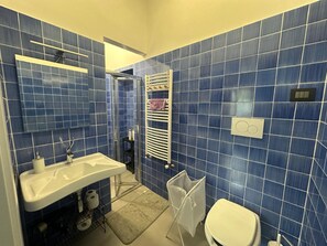 Haartrockner, Handtücher, Seife, Toilettenpapier