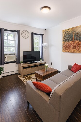 ~ Private Full Suite-Next to multiple Subway lines ~ Great Location