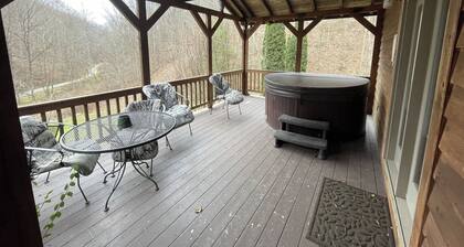 Squirrel Nest | Hot Tub Cabin Near Red River Gorge